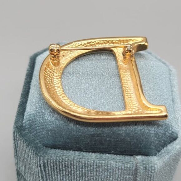 AK Vintage 'D' Brooch - Picture 3 of 5